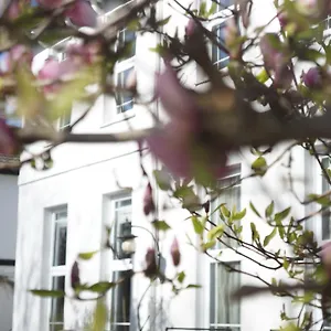 Stunning Pied-a-terre Moments From The Water. Apartment Netley