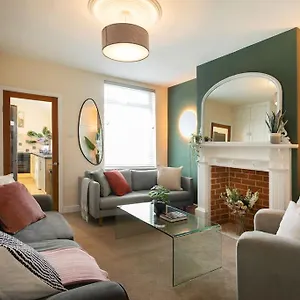  Holiday home Stylish 4 Bed In W/parking