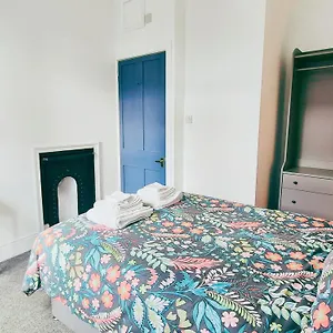  Apartment Cozy In Modern House Near