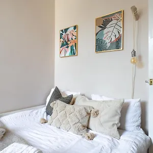 Prime Location Pontcanna Modern 2 Bedroom With Privat Parking Apartment Cardiff