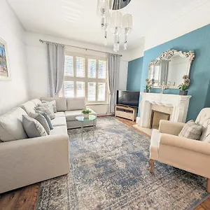 Large Family Apartment, Walking Distance To With Private Garden & Parking Apartment Bournemouth